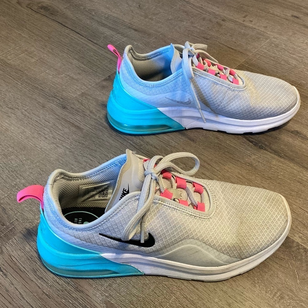 Nike Air Max Womens Motion 2 White Tennis Shoe 7.5 EUC